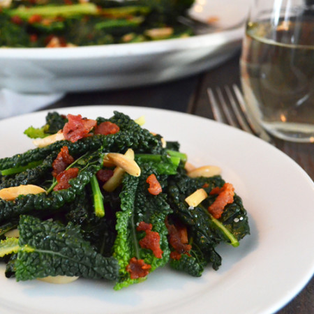 Chou Kale avec Bacon, Érable et Amandes Grillées