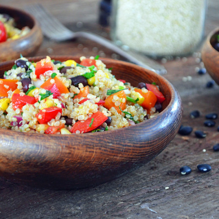 Salade de Quinoa et Haricots Noirs avec Vinaigrette au Cumin et à la Lime