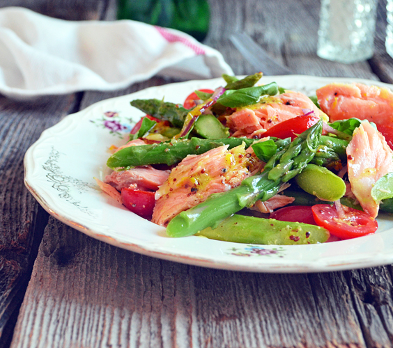Salade de Saumon et d’Asperges avec Vinaigrette à l’Orange
