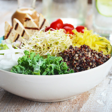 Bol santé aux Légumes, Quinoa et Tofu Grillé